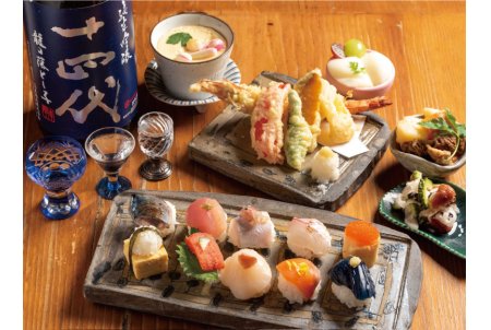 手毬寿司コース4,000円～。秘伝の熟成だれの煮魚等も追加可。