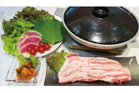 一番人気の「彩野菜サムギョプサル1,980円」。豚バラ焼肉を彩り豊かな野菜で包んでいただく絶品名物メニュー。