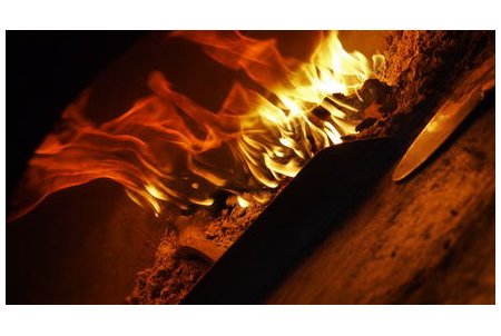 薪窯で焼き上げる、本場のナポリピッツァ伝統な作り方で作っております。