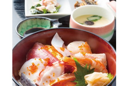 新鮮素材を堪能できる「海鮮丼」950円（税込）。