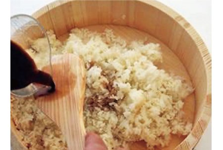 成人病予防にもなる米油や寿司飯に赤酢を使う等、健康にも配慮しています。